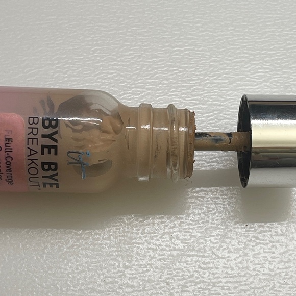 It Cosmetics light Bye Bye Breakout Full Coverage Treatment Concealer - Picture 4 of 5